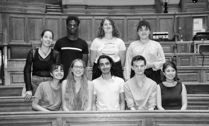 Les jurés assis : Jenna Boulmedais, Raphaëlle Vander Goten, Nicolas Robert, Benoît Martinez, Léa Furic. Debout : Lisa Argento, Luc Manene, Margarita Stroganova, Feryel Kaabeche