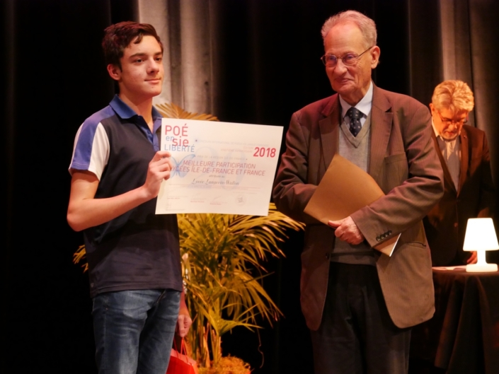 Pierre Brunel, Professeur émérite de la Sorbonne, Président d'honneur à Poésie en liberté et Jason Milord, lycéen sélectionné, représentant le Lycée Langevin-Wallon, Champigny-sur-Marne (94) Prix de la Meilleure participation Île-de-France