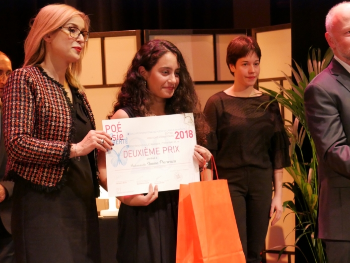 Louisa Nadour, poète, Ambassadrice de Poésie en liberté et Shama Darwaza, 2ème prix des Terminales, Lycée français d'Amman - (Jordanie).