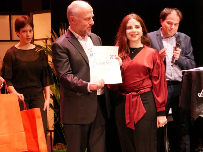 Etienne Orsini, poète, Président du Jury 2018 et Donna Sfeila, Collège Notre-Dame-de-Nazareth -Beyrouth (Liban), 3ème prix des Terminales