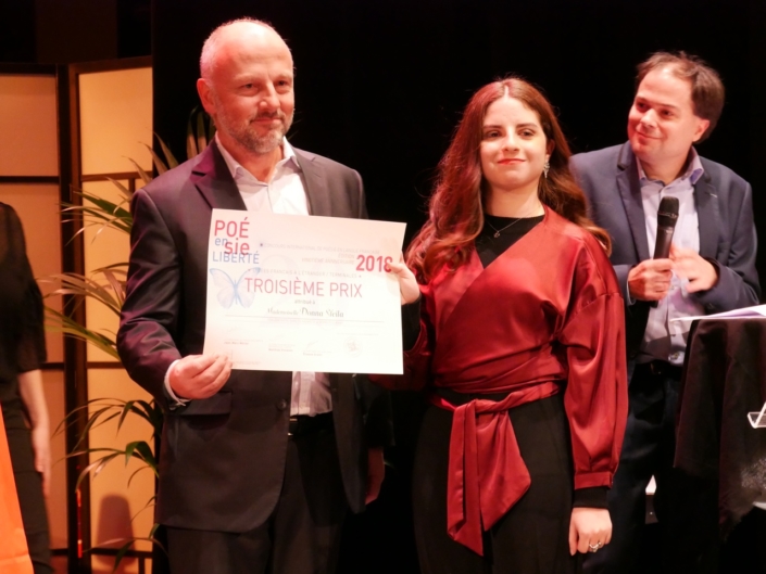 Etienne Orsini, poète, Président du Jury 2018 et Donna Sfeila, Collège Notre-Dame-de-Nazareth -Beyrouth (Liban), 3ème prix des Terminales