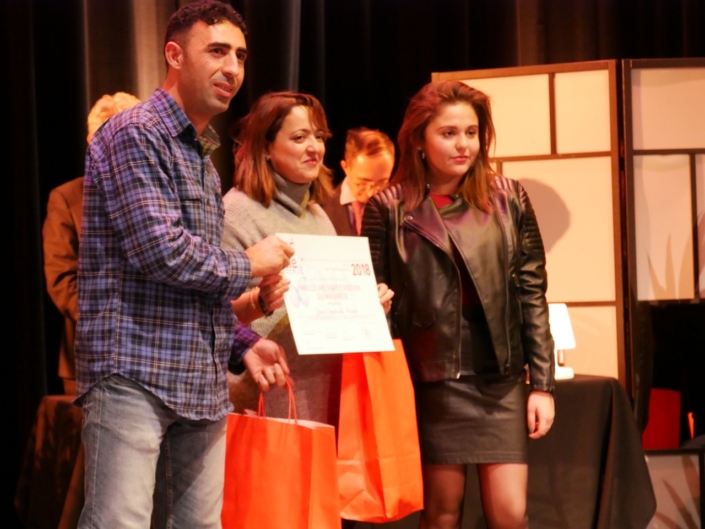 Lynda Ait_Bachir, Déléguée générale de Poésie en liberté, membre du Comité de lecture, Hidhner Dahmana, Professeur et Fanny Fardjellah, lycéenne, représentants du Lycée Chouhada-Annani, Béjaia (Algérie), Prix de la Meilleure participation du Maghreb