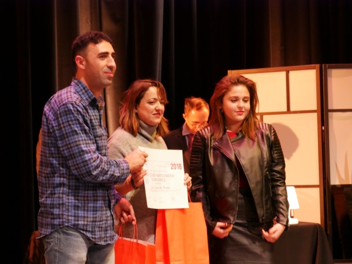 Lynda Ait_Bachir, Déléguée générale de Poésie en liberté, membre du Comité de lecture, Hidher Dahmana, Professeur et Fanny Fardjellah, lycéenne, représentants du Lycée Chouhada-Annani, Béjaia (Algérie), Prix de la Meilleure participation du Maghreb