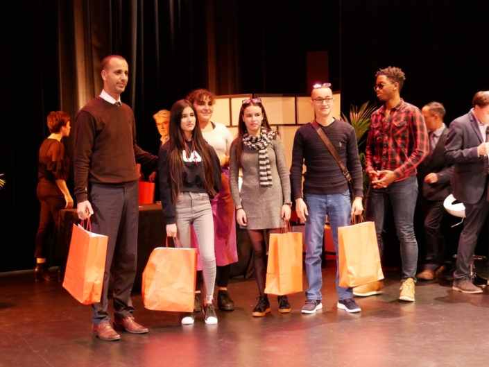 Feryel Kaabeche, membre du Jury et Moïse Abossan, bénévole, ancien juré avec le chef de la Délégation algérienne : Yazid Bendjeddi, Maire-adjoint et chargé des affaires culturelles de la Ville de Tazmalt, Letissia et Melinda Redjal, le poète formateur Hamza Matout