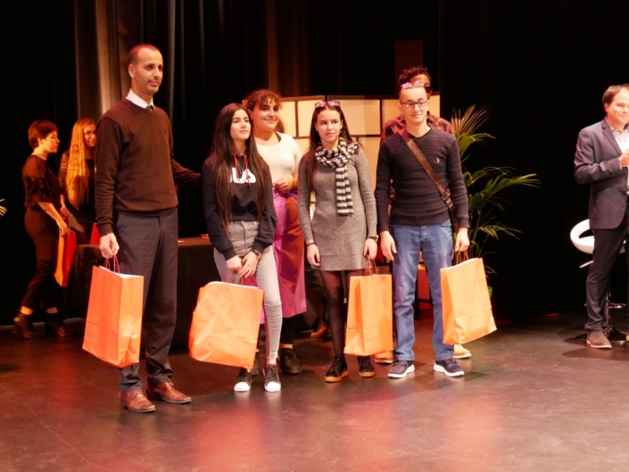 le chef de la Délégation algérienne : Yazid Bendjeddi, Maire-adjoint et chargé des affaires culturelles de la Ville de Tazmalt, Letissia et Melinda Redjal, le poète formateur Hamza Matout