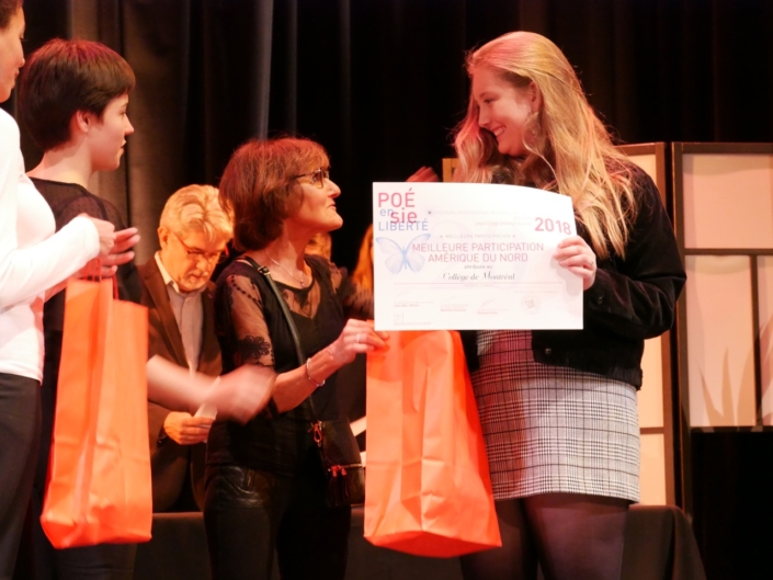 Rose Séguignes, Secrétaire générale de Poésie en liberté et Lisa Argento, jurée, membre du CCJ d'Issy remettent le Prix de la Meilleure participation Amérique du Nord au Collège de Montréal - Montréal (Canada) représenté par ses élèves Mara Dupas et Mathilde Sauvé.