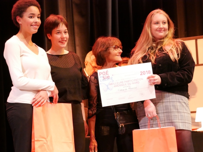 Rose Séguignes, Secrétaire générale de Poésie en liberté et Lisa Argento, jurée, membre du CCJ d'Issy remettent le Prix de la Meilleure participation Amérique du Nord au Collège de Montréal - Montréal (Canada) représenté par ses élèves Mara Dupas et Mathilde Sauvé.