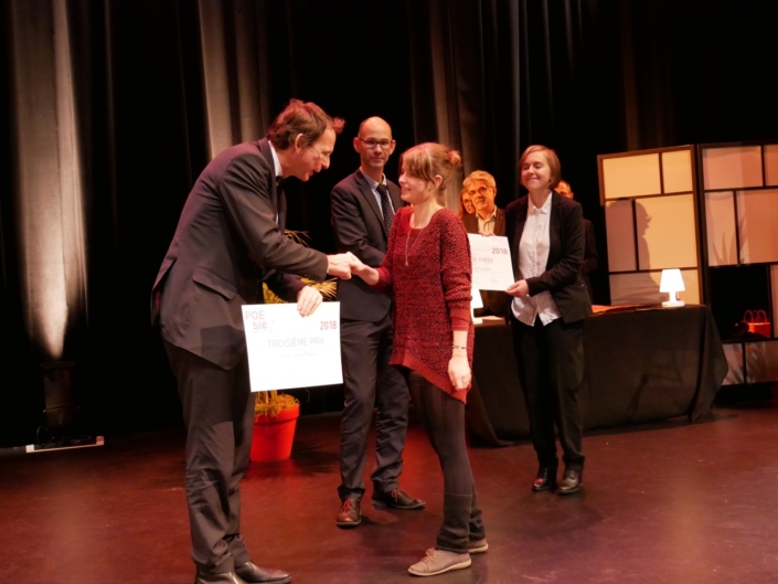 Son excellence Petr Drulak, Ambassadeur de la République tchèque et Eva Pechová, École des Arts Appliqués, Prague (République tchèque), 3ème prix Espéranto