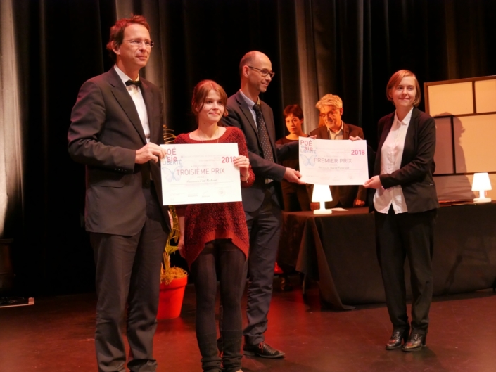 Son excellence Petr Drulak, Ambassadeur de la République tchèque et Eva Pechová, École des Arts Appliqués, Prague (République tchèque), 3ème prix Espéranto et Didier Loison, Vice-Président de Espéranto France et Ingrid Berglund, Mikael Elias Gymnasium, Sundsvall (Suède) 1er prix Espéranto