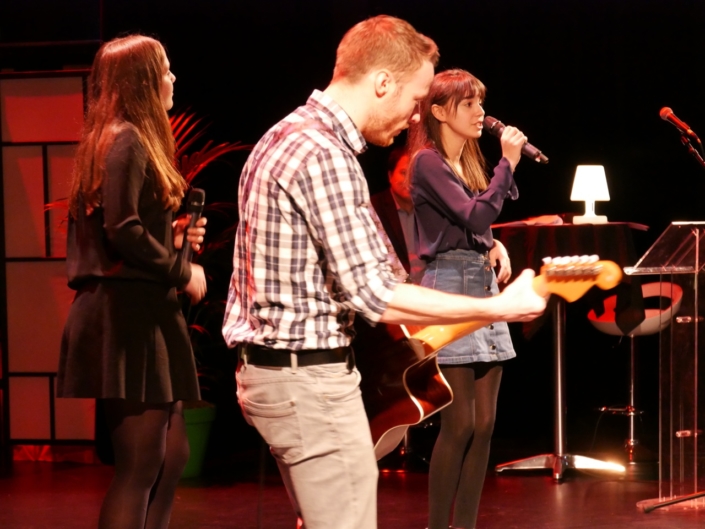 Chris Adamski (guitariste), Jenna Boulmedaïs, Tess Hofer