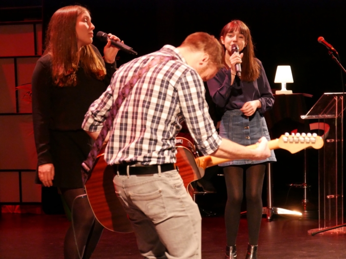 Chris Adamski (guitariste), Jenna Boulmedaïs, Tess Hofer