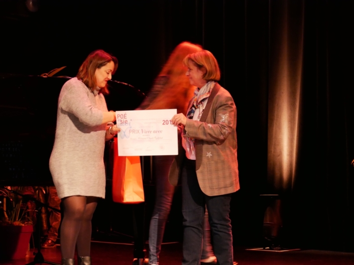 Françoise Béziat, Présidente et Conseillère régionale de Nouvelle Aquitaine, Fondation Jacques Chirac et Lynda Aït Bachir, représentant Mohand Ouali Redjdal, CFPA Younes-Lakhal - Béjaïa (Algérie), Prix « Vivre avec »