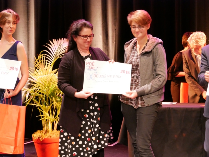 Claire Guichard, Maire adjoint déléguée à la jeunesse et à la famille de la Ville d'Issy et Louise Jouveshomme, Lycée Eugène-Ionesco - Issy-les-Moulineaux (92) 2ème prix des Premières