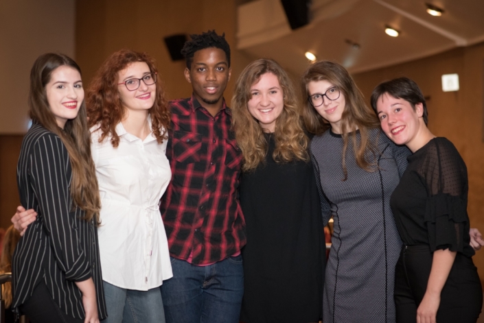 au centre, Moïse Abossan, bénévole et Daniela Sabová et ses amies, Lisa Argento à droite
