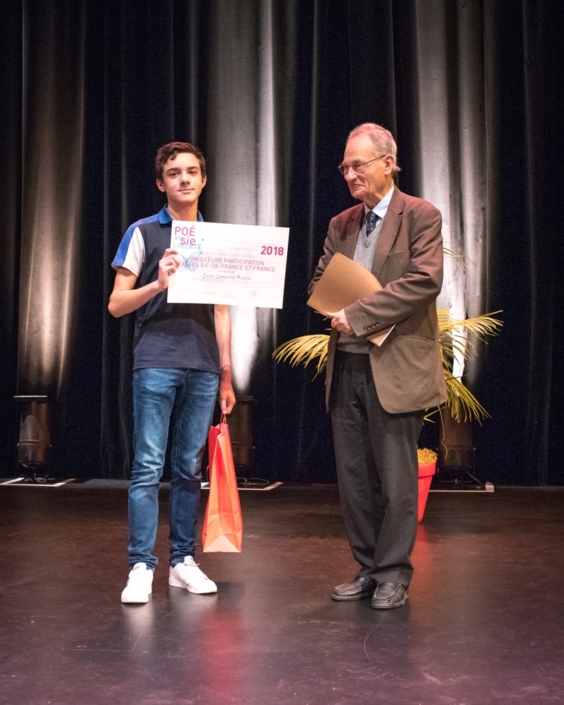 Pierre Brunel, Professeur émérite de la Sorbonne, Président d'honneur à Poésie en liberté et Jason Milord, lycéen sélectionné, représentant le Lycée Langevin-Wallon, Champigny-sur-Marne (94) Prix de la Meilleure participation Île-de-France