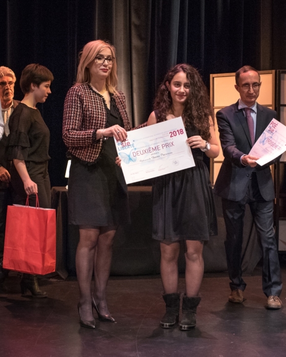 Louisa Nadour, poète, Ambassadrice de Poésie en liberté et Shama Darwaza, 2ème prix des Terminales Lycée français d'Amman - (Jordanie);