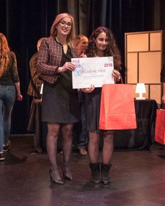 Louisa Nadour, poète, Ambassadrice de Poésie en liberté et Shama Darwaza, 2ème prix des Terminales Lycée français d'Amman - (Jordanie);