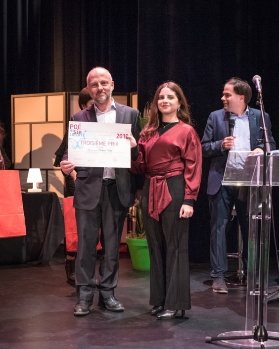 Etienne Orsini, poète, Président du Jury 2018 et Donna Sfeila, Collège Notre-Dame-de-Nazareth -Beyrouth (Liban), 3ème prix des Terminales.