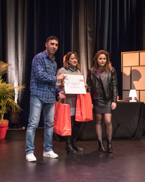 Lynda Ait_Bachir, Déléguée générale de Poésie en liberté, membre du Comité de lecture, Hidher Dahmana, Professeur et Fanny Fardjellah, lycéenne, représentants du Lycée Chouhada-Annani, Béjaia (Algérie), Prix de la Meilleure participation du Maghreb