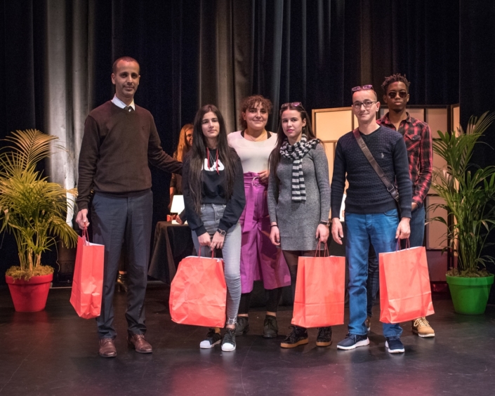 Feryel Kaabeche, membre du Jury et Moïse Abossan, bénévole, ancien juré avec le chef de la Délégation algérienne : Yazid Bendjeddi, Maire-adjoint et chargé des affaires culturelles de la Ville de Tazmalt, Letissia et Melinda Redjal, le poète formateur Hamza Matout