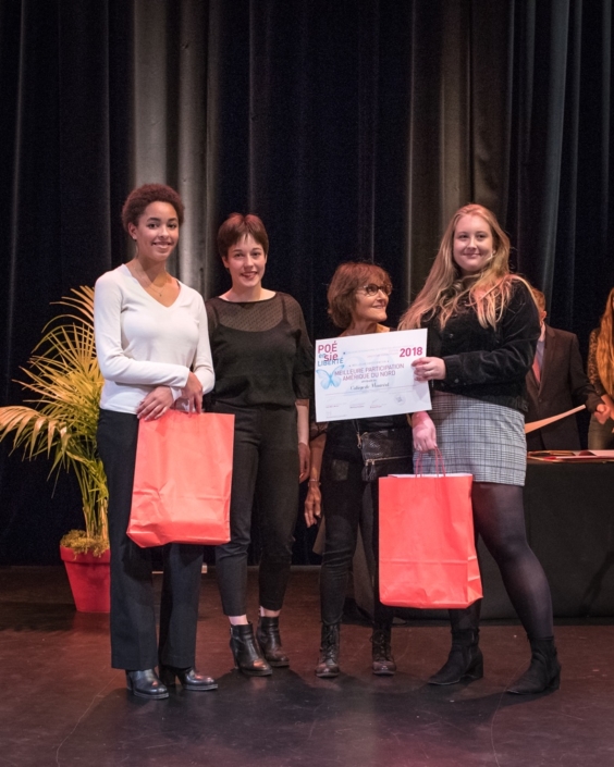Rose Séguignes, Secrétaire générale de Poésie en liberté et Lisa Argento, jurée, membre du Conseil Communal des Jeunes de la Ville d'Issy remettent le Prix de la Meilleure participation Amérique du Nord au Collège de Montréal - Montréal (Canada) représenté par ses élèves Mara Dupas et Mathilde Sauvé.