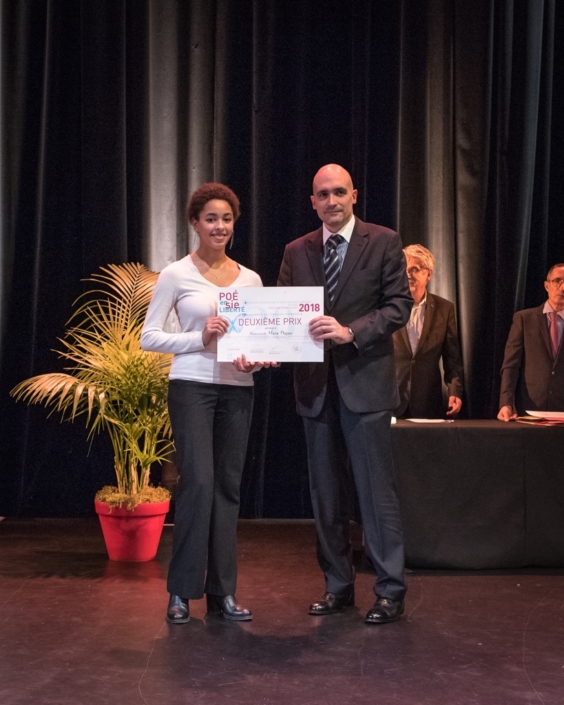 Jean-Baptiste Dussert, membre du Comité de lecture, Vice-Président, Poésie en liberté et Mara Dupas, Collège de Montréal - (Canada), 2ème prix des Lycées de l’Etranger