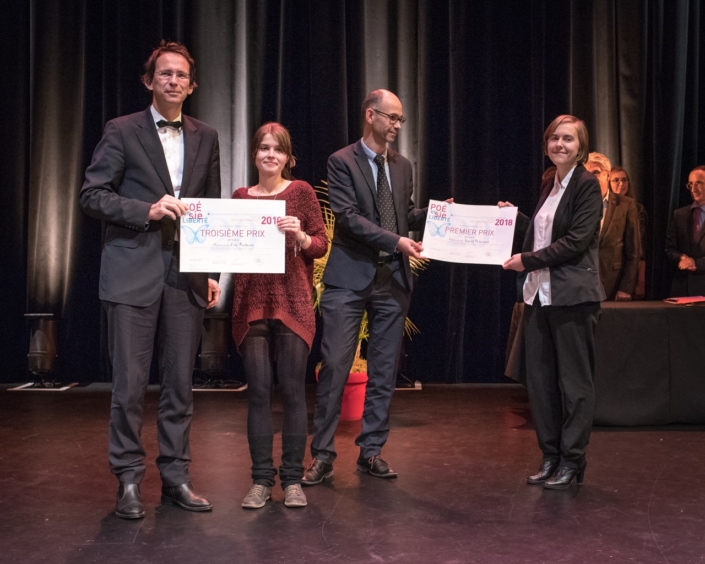 Prix Espéranto : Son Excellence Petr Drulak, Ambassadeur de la République tchèque et Eva Pechová, École des Arts Appliqués, Prague (République tchèque), 3ème prix ; Didier Loison, Vice-Président de Espéranto France et Ingrid Berglund, Mikael Elias Gymnasium, Sundsvall (Suède) 1er prix