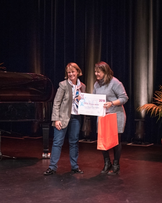 Françoise Béziat, Présidente et Conseillère régionale de Nouvelle Aquitaine, Fondation Jacques Chirac et Lynda Aït Bachir, représentant Mohand Ouali Redjdal, CFPA Younes-Lakhal - Béjaïa (Algérie), Prix « Vivre avec »