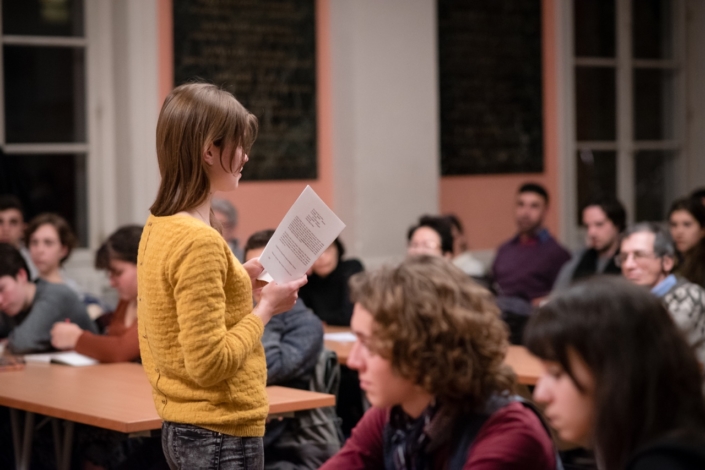 Eva Pechova dans une lecture de ses textes parus aux Editions D'Ici et d'Ailleurs
