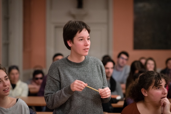 Lisa Argento, debout aux côtés de Claire Kozlow à gauche et Feryel Kaabeche à droite