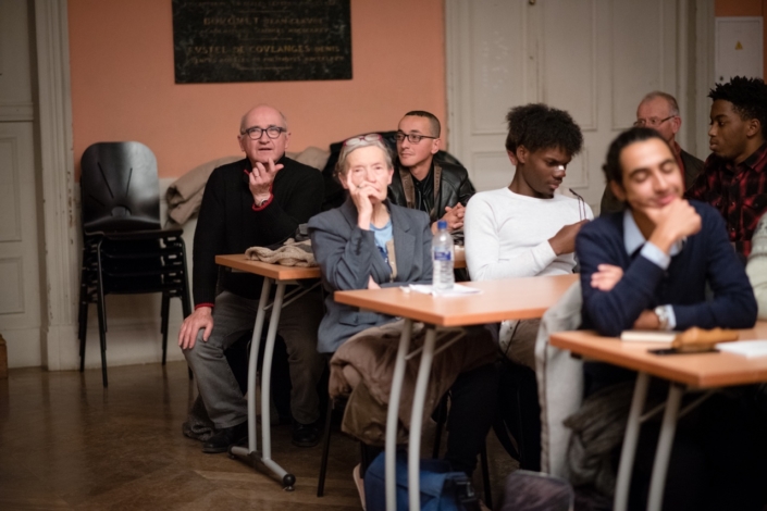 Au fond de la Salle des Actes, André Prodhomme aux côtés d'Hamza Mahtout