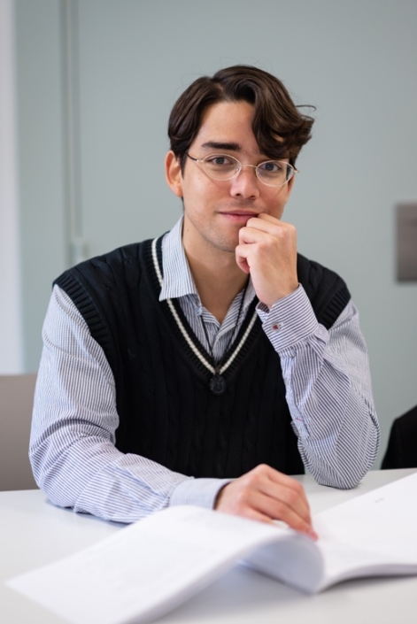 Un visiteur familier, Carlos Humberto Santos Chinchilla, ancien lauréat, ancien juré