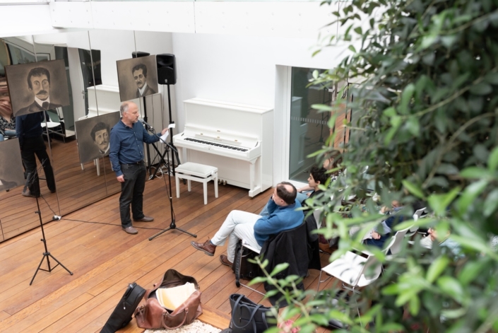 Etienne Orsini, Maître des lieux, dans une lecture de ses textes.