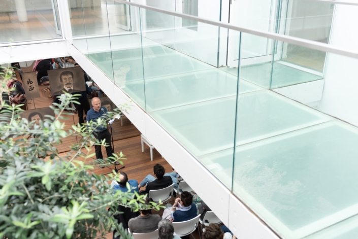 Etienne Orsini, Maître des lieux, dans une lecture de ses textes.