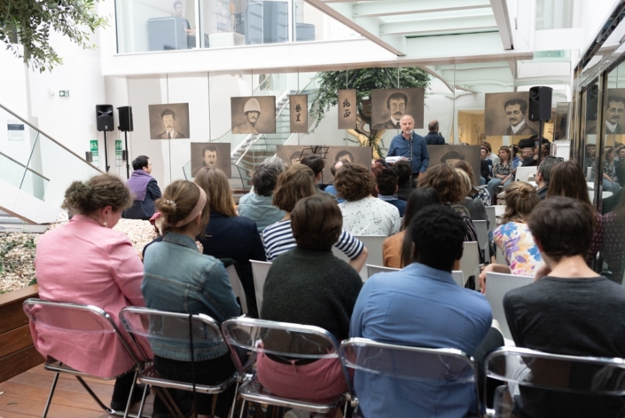 Etienne Orsini, Maître des lieux, dans une lecture de ses textes.