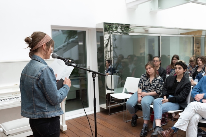 Eva Péchova dans la lecture de son premier recueil