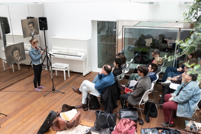 Eva Péchova dans la lecture de son premier recueil