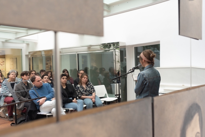 Eva Péchova dans la lecture de son premier recueil
