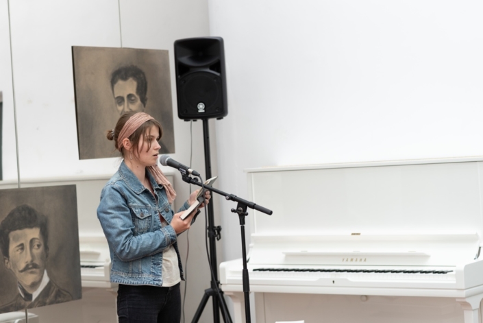 Eva Péchova dans la lecture de son premier recueil