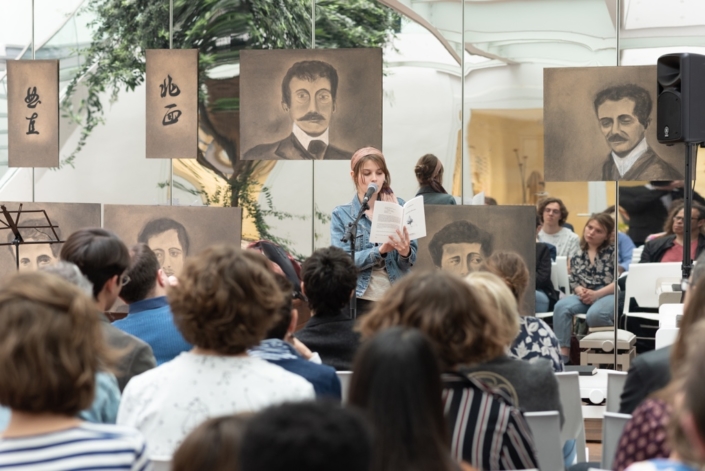 Eva Péchova dans la lecture de son premier recueil