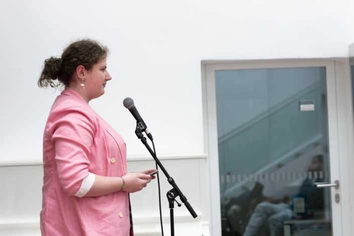 Margarita Stroganova, lauréate, jurée, assistante, photographe, lit un de ses poèmes