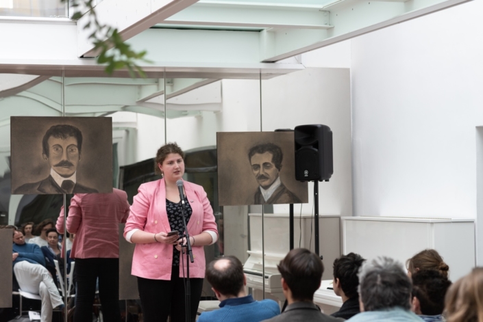 Margarita Stroganova, lauréate, jurée, assistante, photographe, lit un de ses poèmes