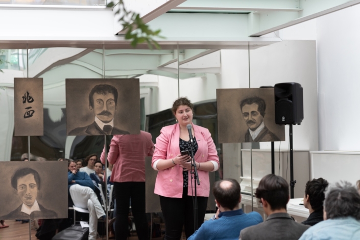 Margarita Stroganova, lauréate, jurée, assistante, photographe, lit un de ses poèmes