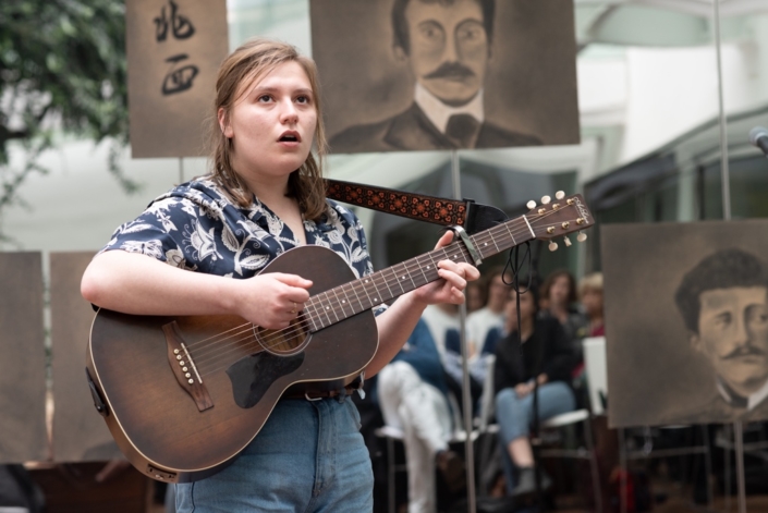 Pauline Belshi, jurée, écrit, chante et s'accompagne
