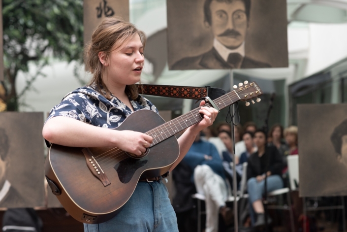 Pauline Belshi, jurée, écrit, chante et s'accompagne
