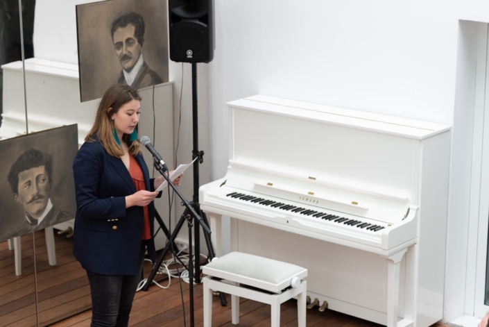 Aglaée Collin, lauréate, jurée, écrit et s'occupe d'une revue en ligne