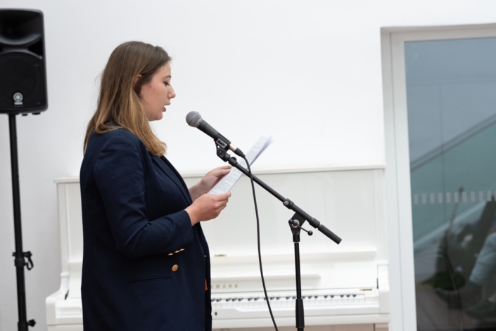 Aglaée Collin, lauréate, jurée, écrit et s'occupe d'une revue en ligne