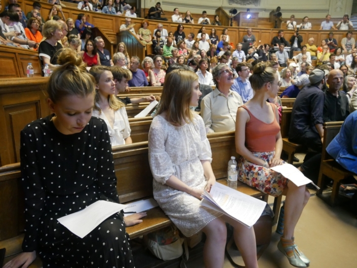 Les artistes se préparent à monter sur scène