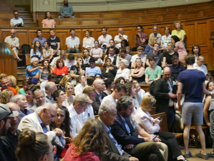 Des membres du Conseil d'administration, du Comité de lecture sont en place