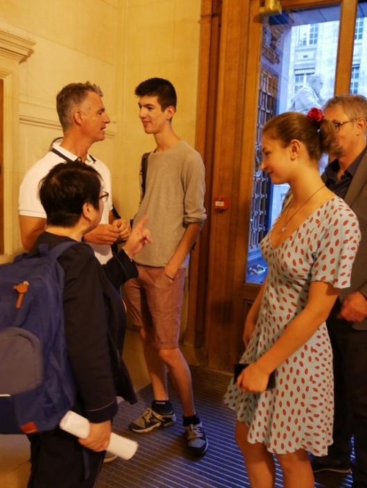 Yen Kuan (de dos) avec Ilayda Hasipoglu et Orian Bessin